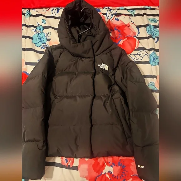 Girl's North Face Puffer Jacket with Hood - Picture 2 of 3